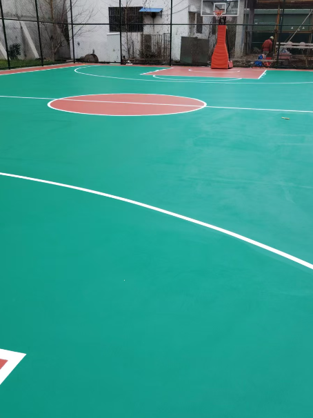 土默特右 球场长期使用易出现地面开裂